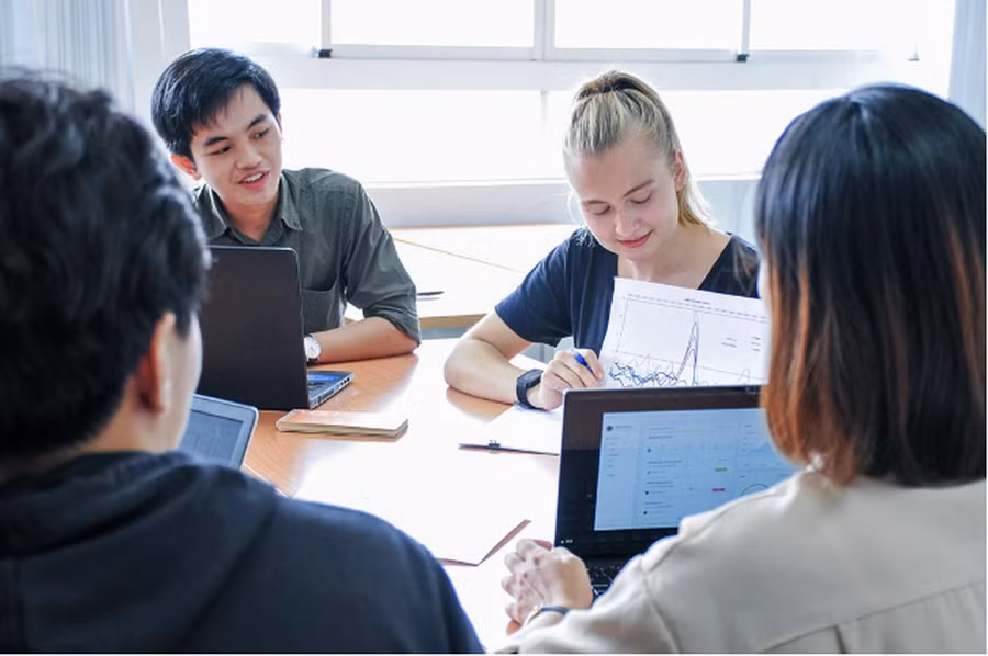 Nhóm sinh viên Trường ĐH Việt Đức. Ảnh: NTCC