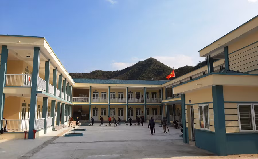 Trường Tiểu học Tén Tằn, thị trấn Mường Lát (Thanh Hóa) được xây dựng khang trang, hiện đại. Ảnh: Thế Lượng
