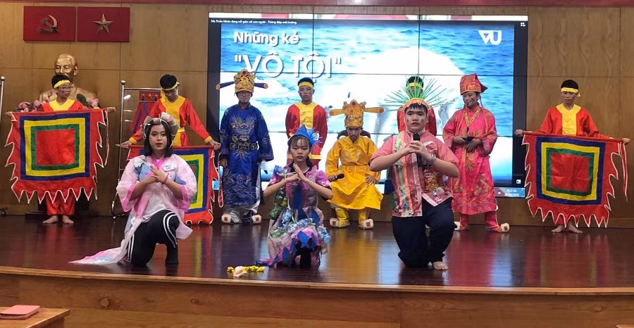 Học sinh tham gia một số tiết mục tuyên truyền về môi trường tại hội nghị sơ kết