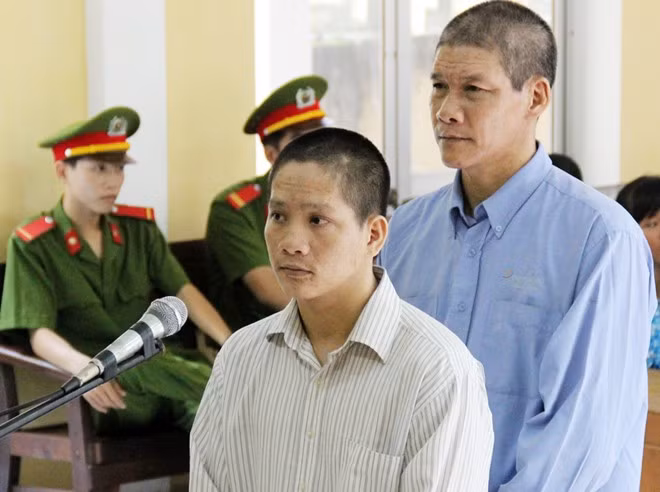 Cha con Cọp trước vành móng ngựa. Cha con Cọp trước vành móng ngựa.