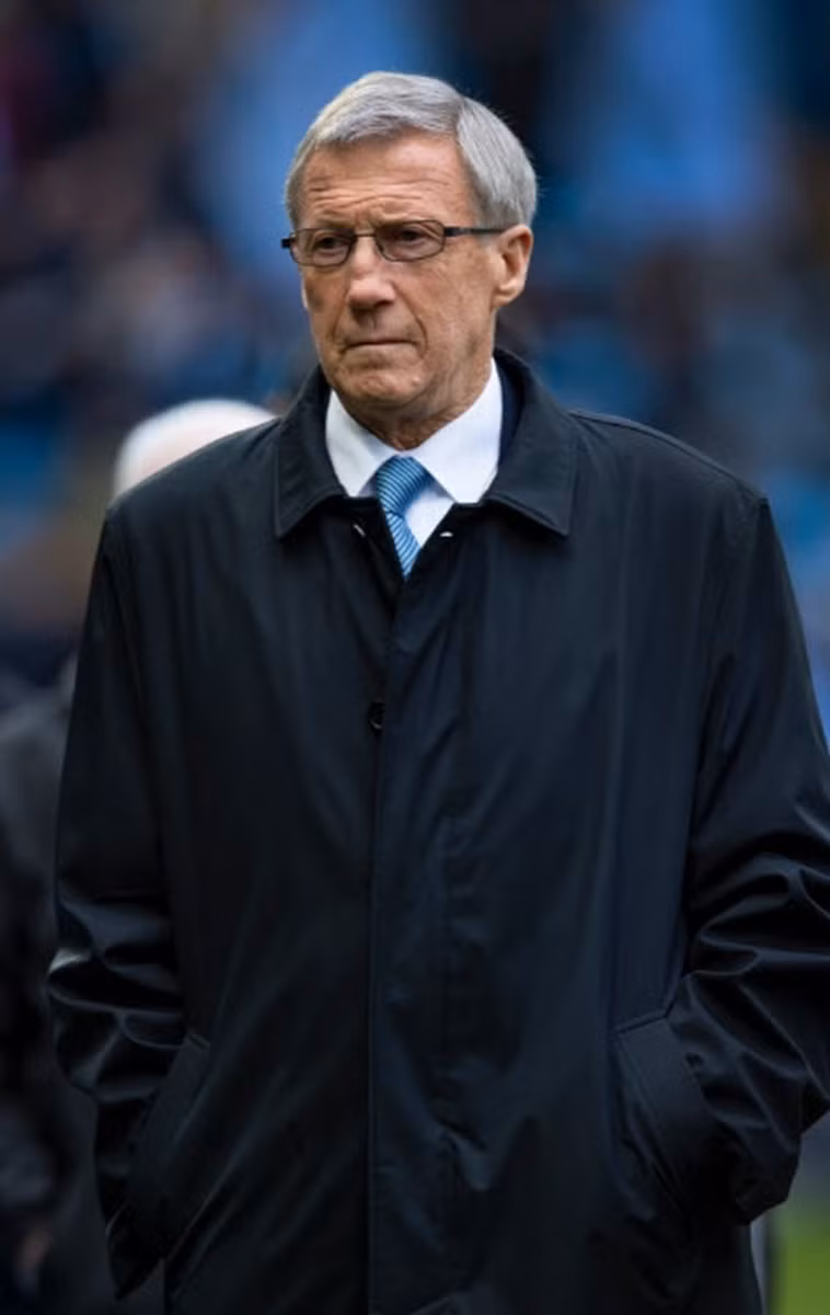 Có một khán đài sân Etihad mang tên cố huyền thoại Colin Bell.