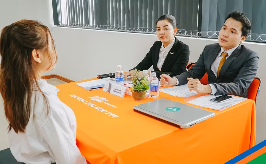 Các doanh nghiệp phỏng vấn sinh viên tại ngày hội