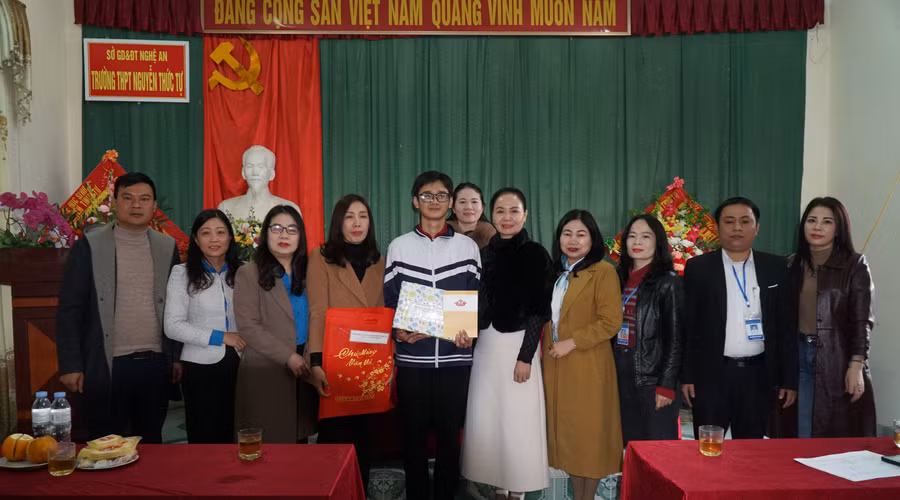Công đoàn ngành Giáo dục Nghệ An hỗ trợ cô Lê Thị Thùy Linh – nữ nhân viên Trường THPT Nguyễn Thức Tự (huyện Nghi Lộc) có hoàn cảnh khó khăn, chồng vừa qua đời do bệnh hiểm nghèo. Ảnh: Hồ Lài