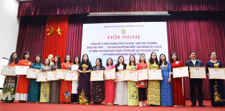 Công đoàn Giáo dục Hà Nội khen thưởng nữ nhà giáo có thành tích xuất sắc trong các phong trào thi đua. Ảnh minh họa.