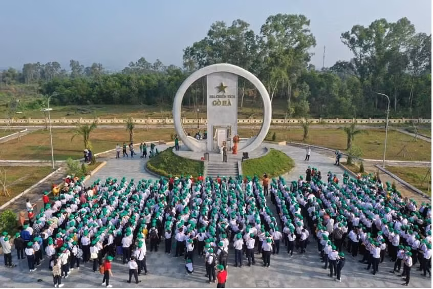 Học sinh Trường THCS Nguyễn Phú Hường viếng và tham quan tại địa điểm chiến thắng Gò Hà, xã Hòa Khương.