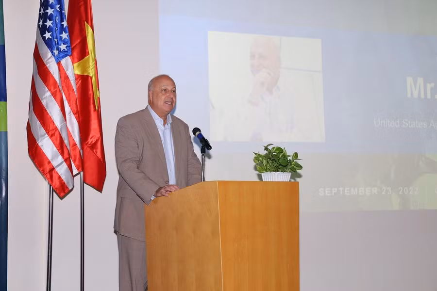 Ông Mitch Kirby, cố vấn giáo dục cấp cao, USAID phát biểu tại buổi lễ.