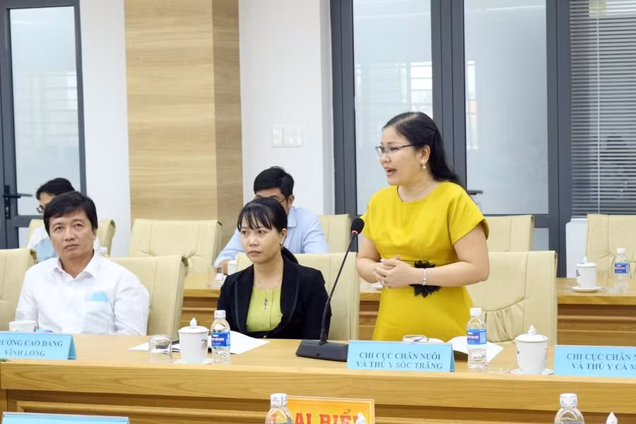 Các đại biểu trao đổi tại hội thảo.