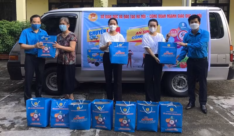Ngành Giáo dục Hà Nội hỗ trợ Túi An sinh Công đoàn cho các cán bộ, giáo viên.