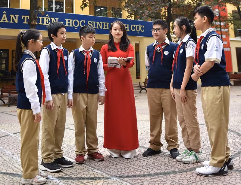 Cô trò Trường THCS Thái Thịnh (Hà Nội). Ảnh: Thế Đại