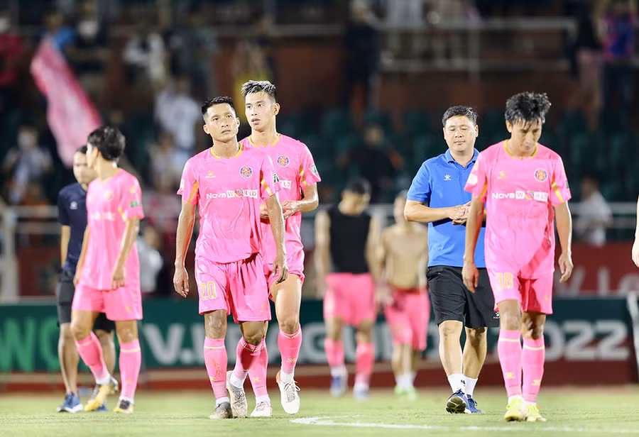 Cầu thủ Sài Gòn FC thất vọng khi phải xuống hạng Nhất 2023.