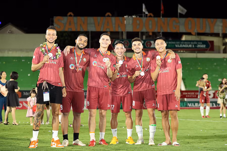 Các cầu thủ Bình Định nhận Huy chương Đồng V-League 2022.