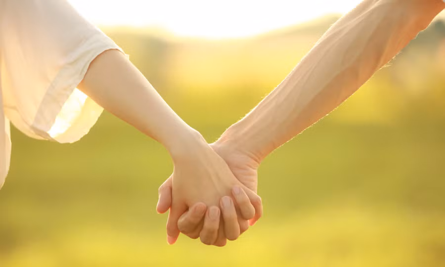 Cha mẹ nên cởi mở với bạn của con mình. Ảnh minh họa.
