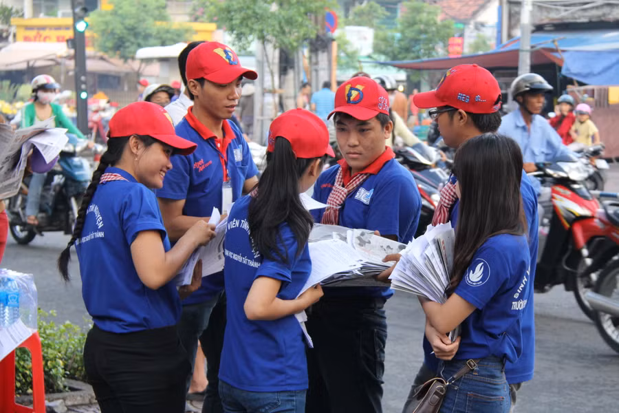 Sinh viên Trường ĐH Nguyễn Tất Thành trong hoạt động tình nguyện Tiếp sức mùa thi.