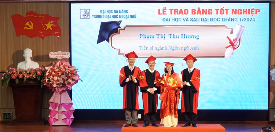Trường ĐH Ngoại ngữ, ĐH Đà Nẵng trao bằng tiến sĩ cho nghiên cứu sinh. 