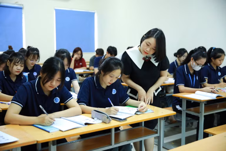 Một lớp học của Khoa Ngôn ngữ và Văn hóa Hàn Quốc, Trường Cao đẳng Công nghệ Bách khoa Hà Nội. Một lớp học của Khoa Ngôn ngữ và Văn hóa Hàn Quốc, Trường Cao đẳng Công nghệ Bách khoa Hà Nội.