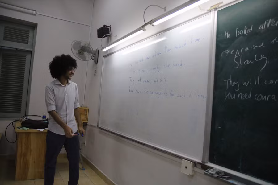Nhiều phụ huynh chọn giải pháp thuê giáo viên bản ngữ dạy tiếng Anh cho học sinh.