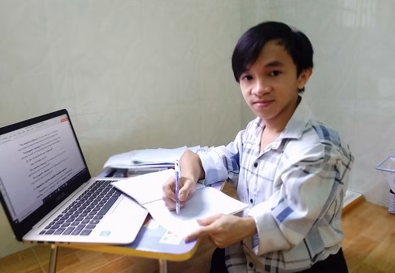 Em Trần Ái Hải Sơn đã vượt qua mọi khó khăn trong cuộc sống để thực hiện ước mơ đến trường của mình.