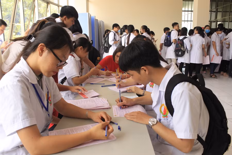 Các bạn sinh viên cũng háo hức tham gia