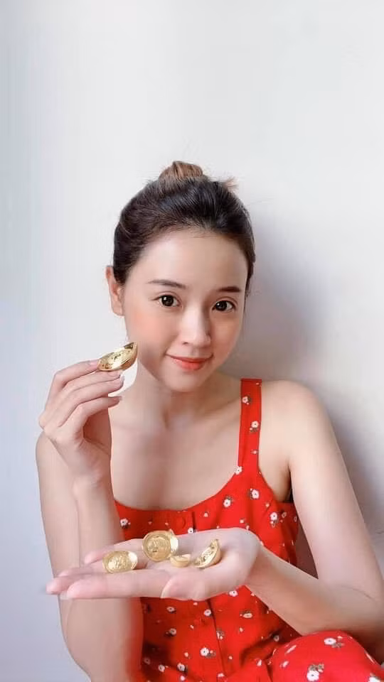 MiDu cũng không chịu "ngồi yên" vào ngày này. Cô nàng chia sẻ: "Ngày vía Thần Tài lấy mấy thỏi vàng xinh xinh ra đếm lấy hên".