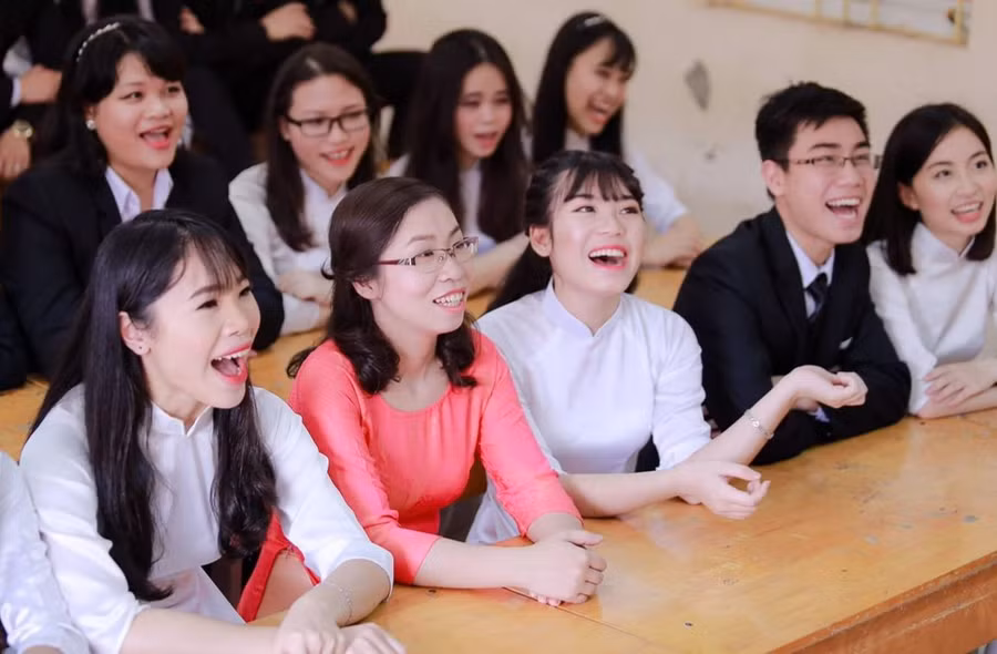 Cô - trò Trường THPT Sơn Tây (Hà Nội). Ảnh: NTCC