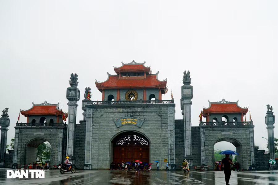 Hàng nghìn du khách "đội mưa" đi lễ đền Hùng dù chưa tới ngày khai hội ảnh 1