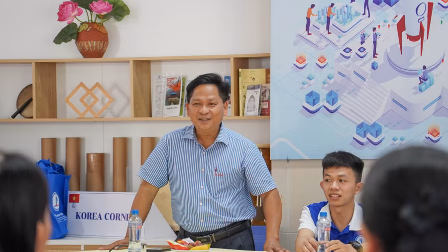 Thạc sĩ Cao Dao Thép, Phó Hiệu trưởng Trường ĐH Đồng Tháp phát biểu tại buổi họp mặt.