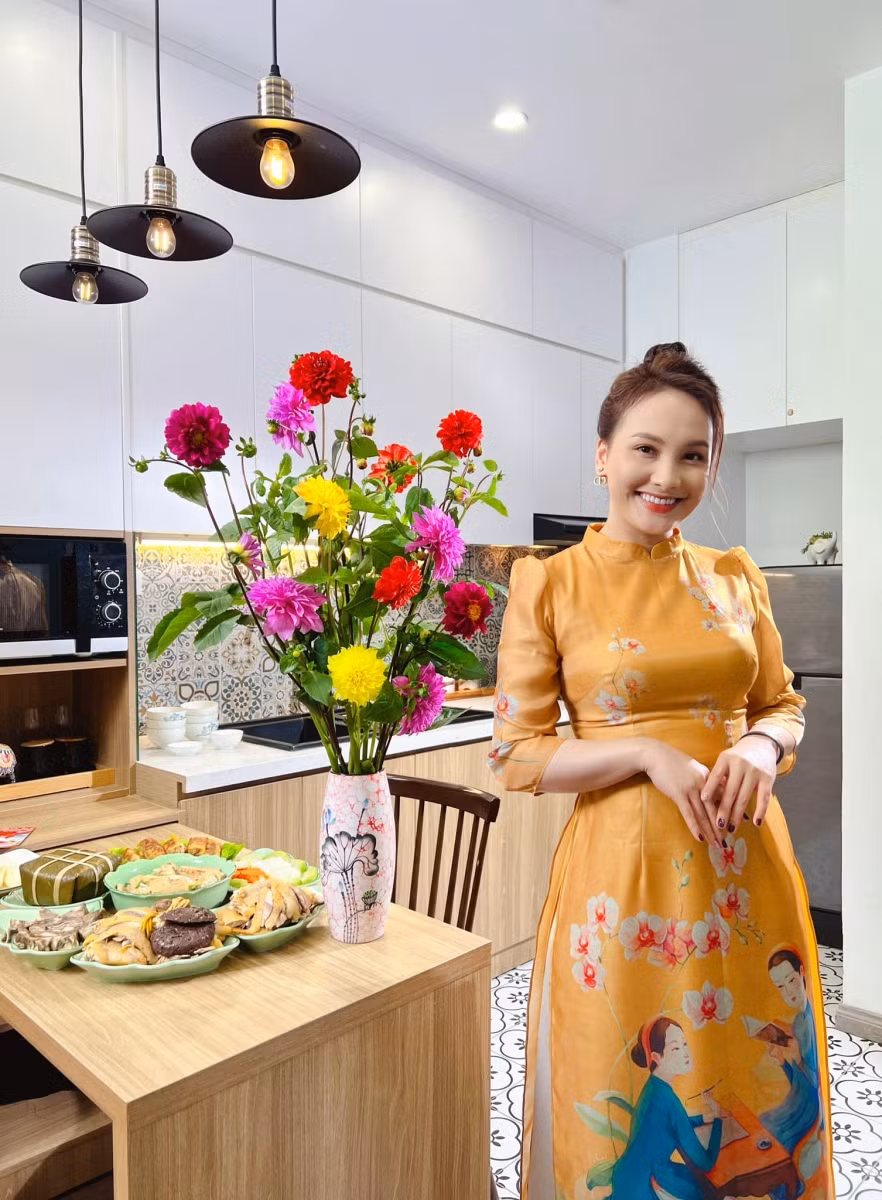Nữ diễn viên Bảo Thanh nền nã trong tà áo dài bên mâm cỗ cúng ông Công, ông Táo.