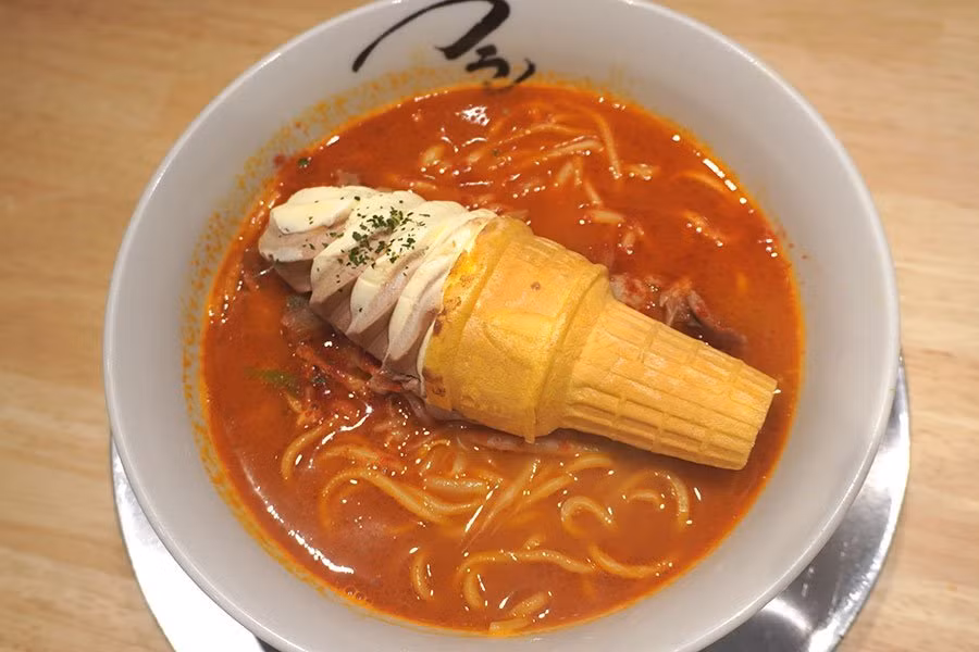 Độc lạ: món mì ramen truyền thống ăn cùng với nhân kem mềm tan chảy ảnh 1