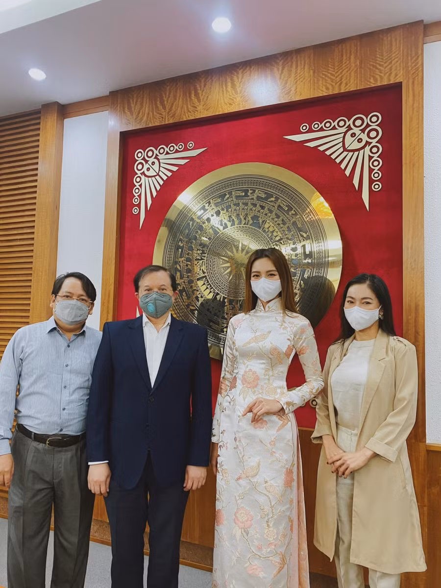 Hoa hậu Nguyễn Thúc Thùy Tiên chính thức trở về nước ảnh 6
