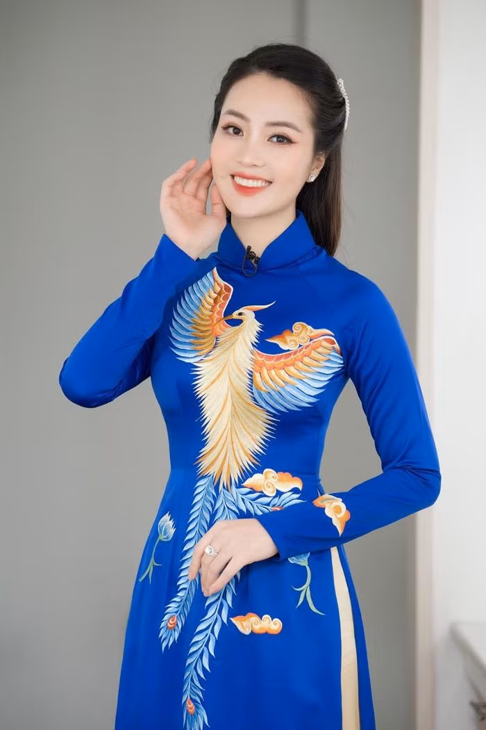 Á hậu Thụy Vân nền nã, dịu dàng trong màu áo dài vô cùng nổi bật.