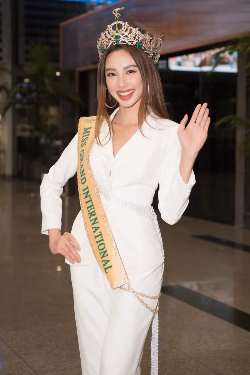 Hoa hậu Nguyễn Thúc Thùy Tiên chính thức trở về nước ảnh 3