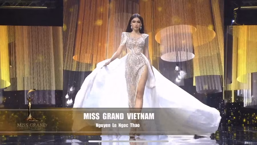 Màn trình diễn trang phục dạ hội của Á hậu Ngọc Thảo nhận "mưa lời khen" ảnh 1