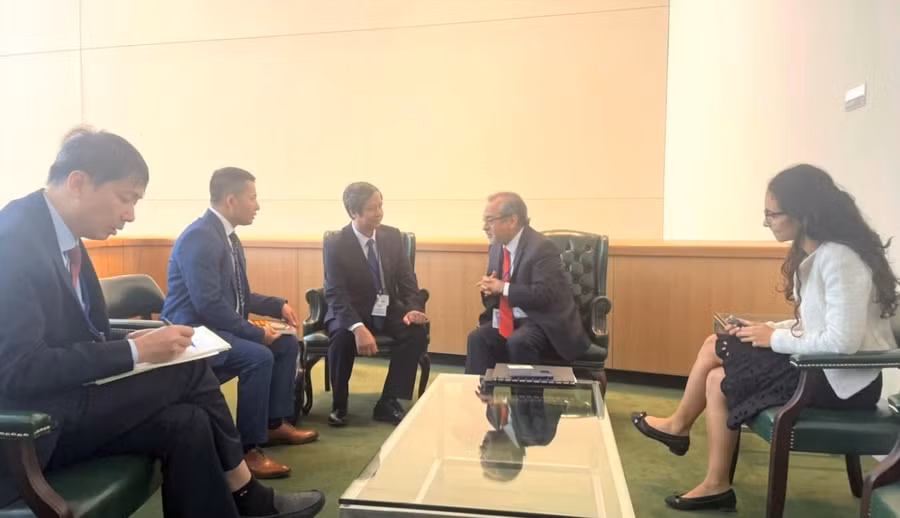 Bộ trưởng Nguyễn Kim Sơn làm việc với ông Jaime Saavedra, Giám đốc Giáo dục toàn cầu của World Bank. Bộ trưởng Nguyễn Kim Sơn làm việc với ông Jaime Saavedra, Giám đốc Giáo dục toàn cầu của World Bank.