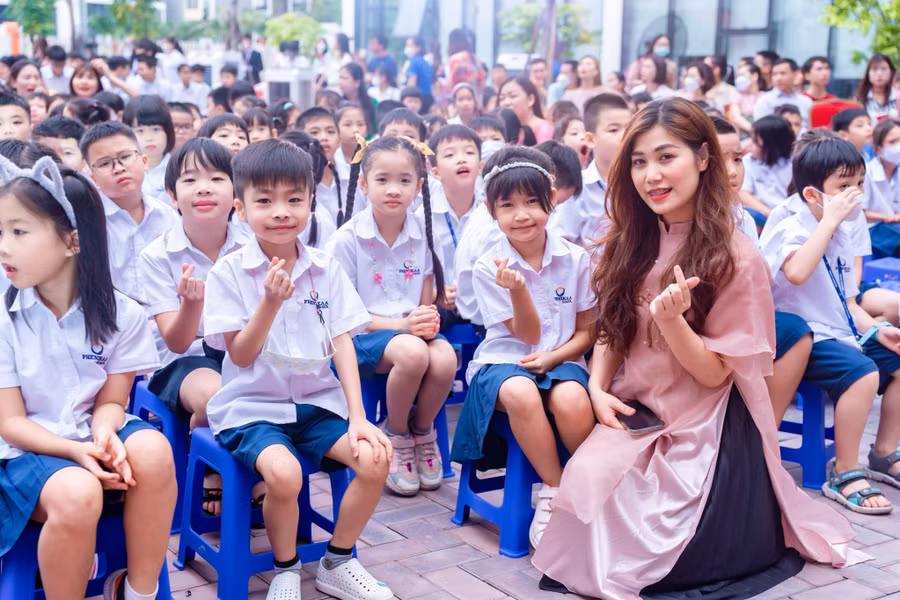 Cô trò Trường tiểu học Phenikaa.