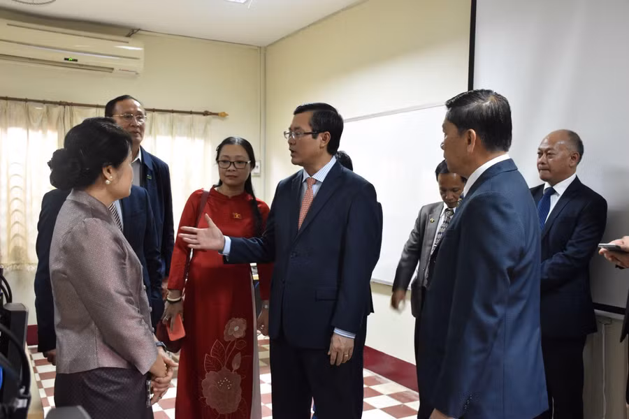 Thứ trưởng Nguyễn Văn Phúc tham quan Trung tâm đào tạo tiếng Việt hữu nghị UCL-IICL.