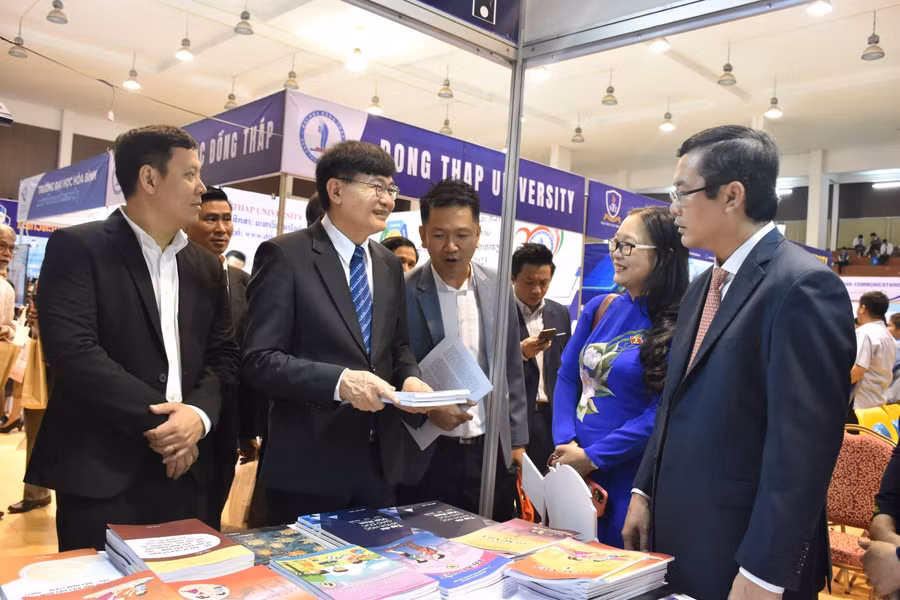 Thứ trưởng Bộ GD&amp;ĐT Nguyễn Văn Phúc cùng đoàn đại biểu tham quan triển lãm.