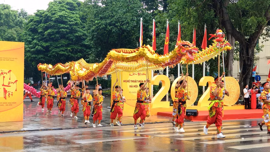 Các tiết mục múa Rồng không hạn chế kỹ thuật biểu diễn, các đoàn có thể sử dụng các kỹ xảo phức tạp, hấp dẫn và điêu luyện như xếp hình, phun mưa, nhào lộn…