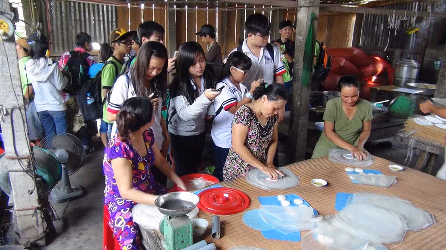 Trải nghiệm tại làng nghề. Ảnh minh họa