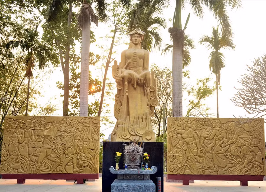 Bức tượng người mẹ dân tộc Thái bế trên tay đứa con thơ đã chết vì bom giặc trong nỗi đau khôn cùng là biểu tượng của Khu tưởng niệm. (Ảnh: Hà Thuận)