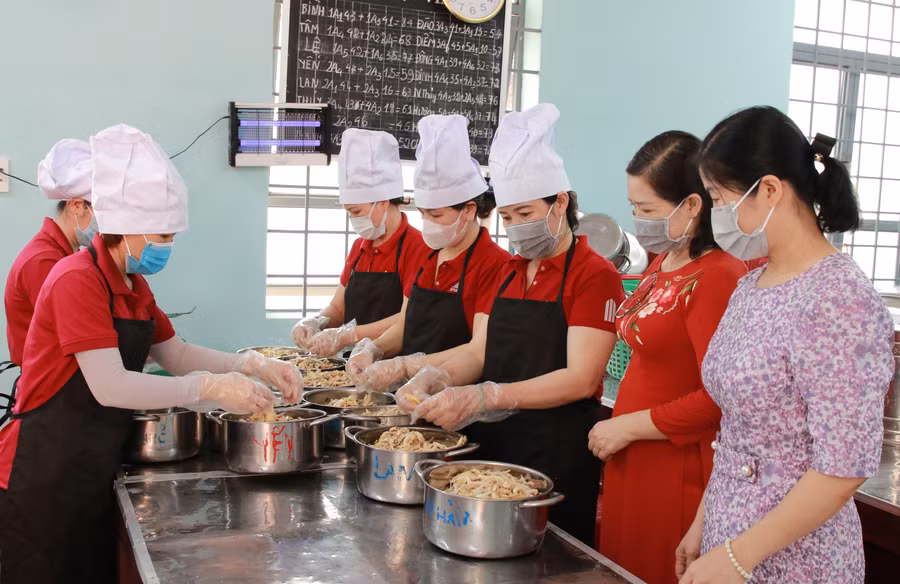 Ban giám hiệu và đại diện cha mẹ học sinh Trường Tiểu học Nguyễn Công Trứ giám sát quá trình chế biến thức ăn tại bếp ăn. Ảnh: Thành Tâm