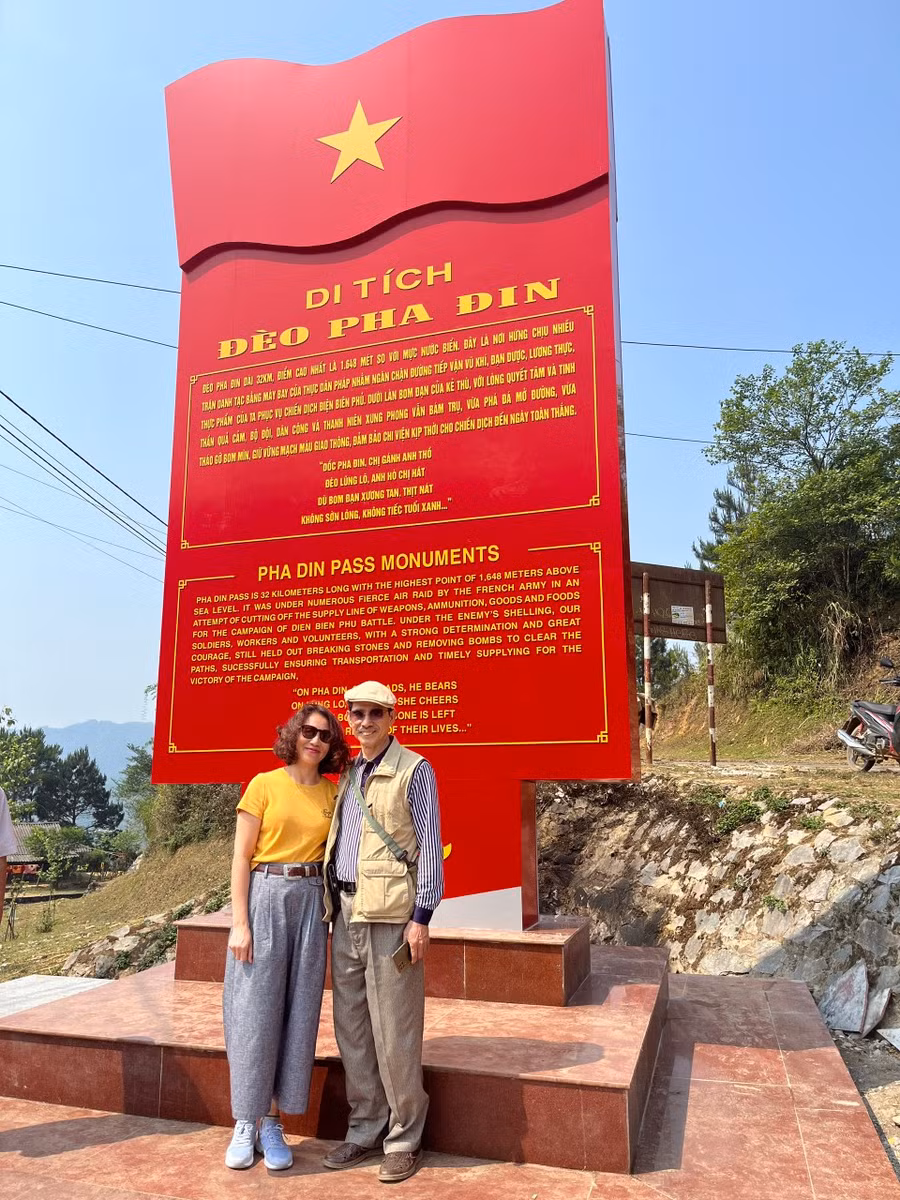 Tham quan di tích đèo Pha Đin. Ảnh: NVCC Tham quan di tích đèo Pha Đin. Ảnh: NVCC