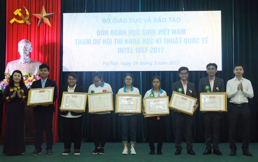 Các học sinh đoạt giải tư nhận Bằng khen của Bộ trưởng Bộ GD&ĐT, Bằng khen của Trung ương Đoàn TNCS Hồ Chí Minh từ Thứ trưởng Bộ GD&ĐT Nguyễn Thị Nghĩa và ông Nguyễn Minh Triết - Trưởng ban Thanh niên trường học Trung ương Đoàn.