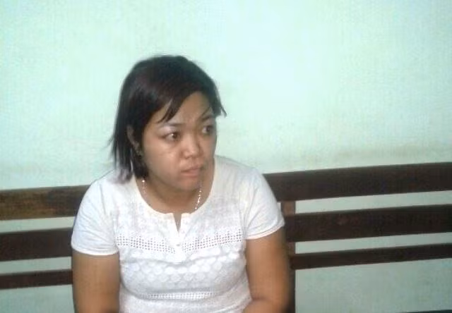 Nguyễn Thị Thanh Tuyền tại cơ quan điều tra. Ảnh: Thanh Hải. Cô gái đi xe ga màu hồng chuyên trộm ở các shop thời trang
