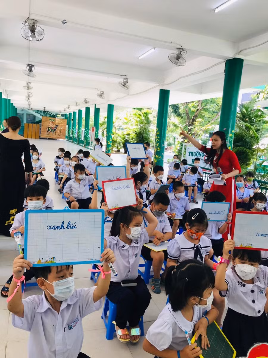 Học sinh Trường Tiểu học Núi Thành tham gia trò chơi Rung chuông vàng.