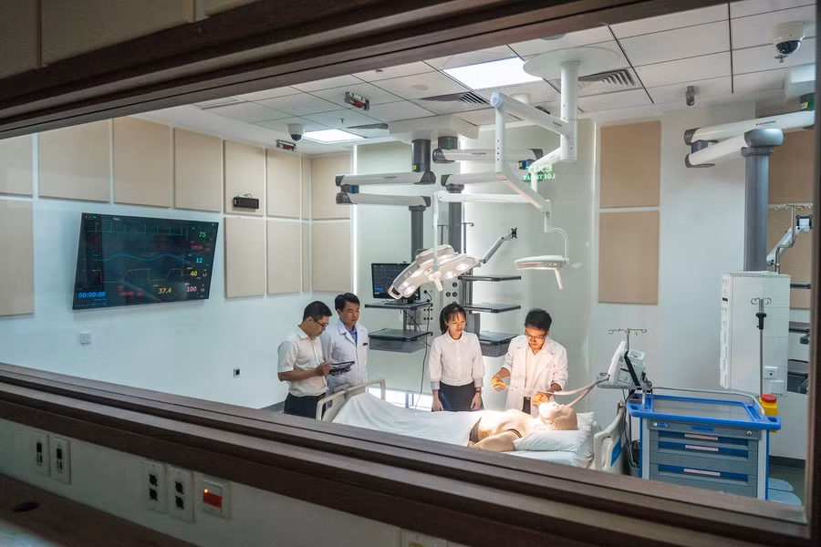 VinUni đang được biết đến là một trong những trường đại học hiện đại, đồng bộ hàng đầu khu vực với hàng ngàn tỷ đồng đầu tư cho cơ sở vật chất, trang thiết bị giảng dạy.