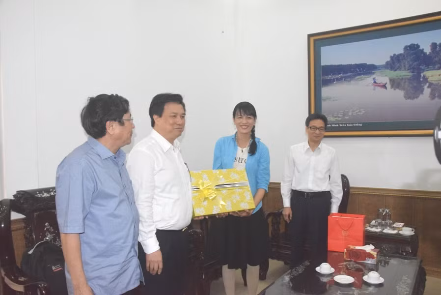 Thứ trưởng Bộ GD&ĐT Nguyễn Hữu Độ tặng quà cho cô giáo Nguyễn Thị Minh Tâm Thứ trưởng Bộ GD&ĐT Nguyễn Hữu Độ tặng quà cho cô giáo Nguyễn Thị Minh Tâm