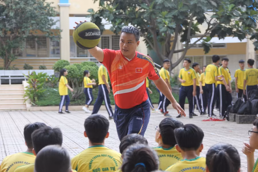 Thầy Trần Trung Sơn hướng dẫn học sinh kỹ năng chơi bóng rổ trong tiết Thể dục. Ảnh minh hoạ