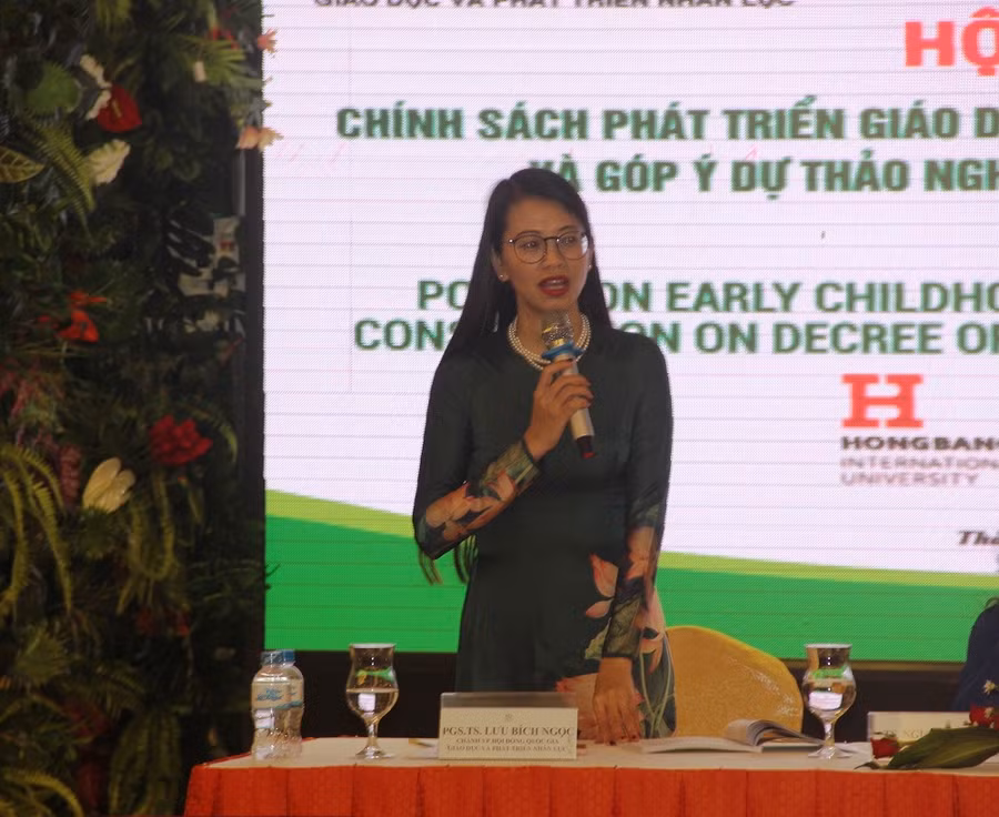 PGS.TS Lưu Bích Ngọc, Chánh Văn phòng Hội đồng Quốc gia GD và Phát triển nguồn nhân lực chia sẻ tại hội thảo PGS.TS Lưu Bích Ngọc, Chánh Văn phòng Hội đồng Quốc gia GD và Phát triển nguồn nhân lực chia sẻ tại hội thảo