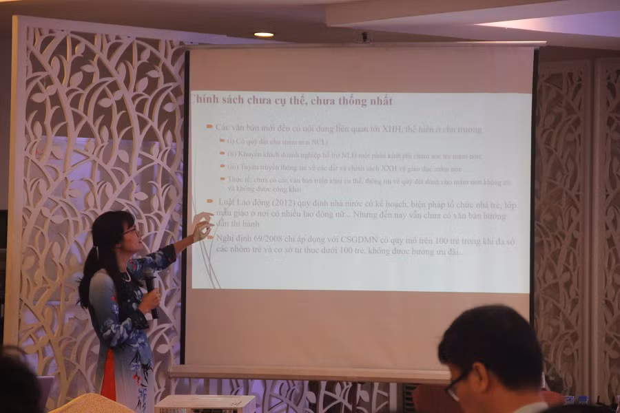 Các nhà nghiên cứu trình bày tham luận tại hội thảo Các nhà nghiên cứu trình bày tham luận tại hội thảo