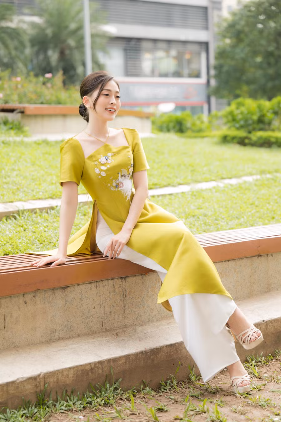 Á hậu Phương Nga diện thiết kế áo dài cách tân với phần cổ vuông cách điệu cùng chất liệu đứng dáng, màu sắc vô cùng nổi bật.
